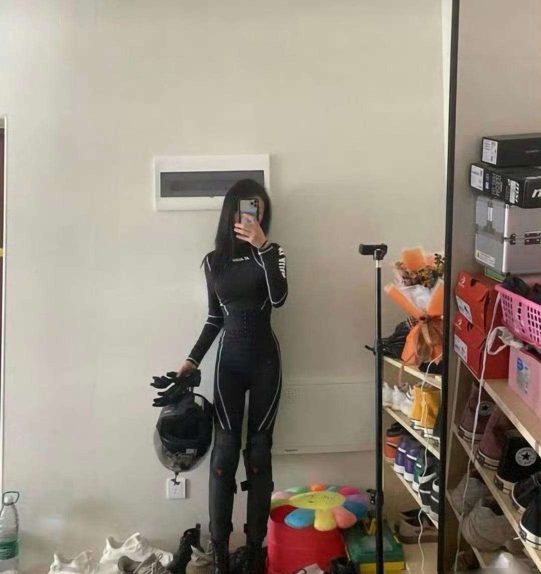 笑死了：网上的女摩友vs真实的女摩友 ！哈哈哈哈！