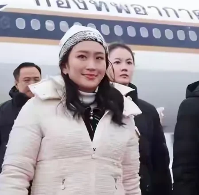 泰国美女总理佩通坦抵达哈尔滨 ，中国美女保镖严月霞再度现身贴身保护！二美加成，画