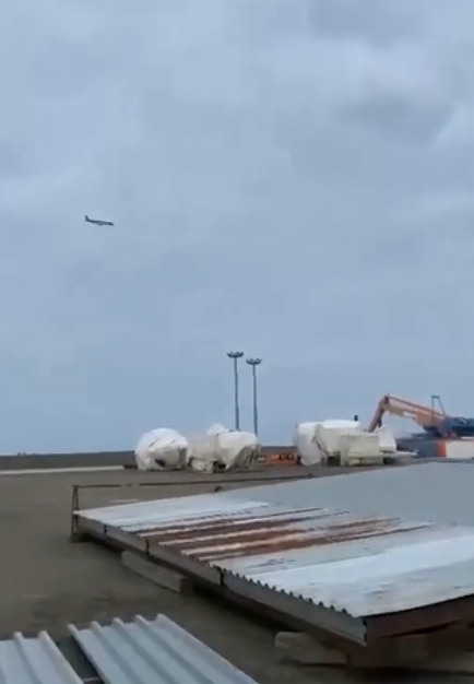 悲痛！载72人航班坠毁。


美国航空公司突然宣布停飞所有航班，然后又取消了停飞