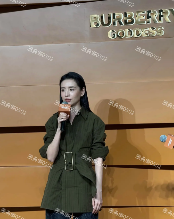 天啊，董洁都44岁了怎么还那么好看啊，颜值太扛打了!
明星本人真的要比电视上好看