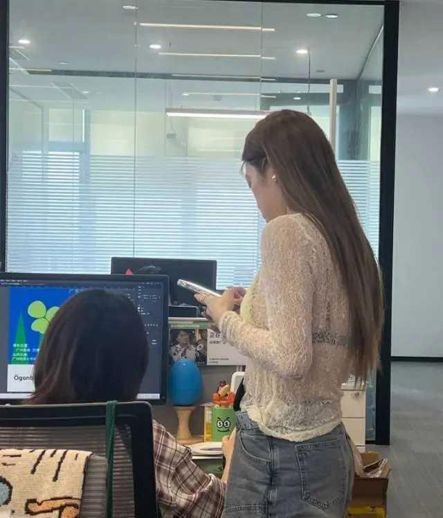 她还不知道有人在偷偷看吧