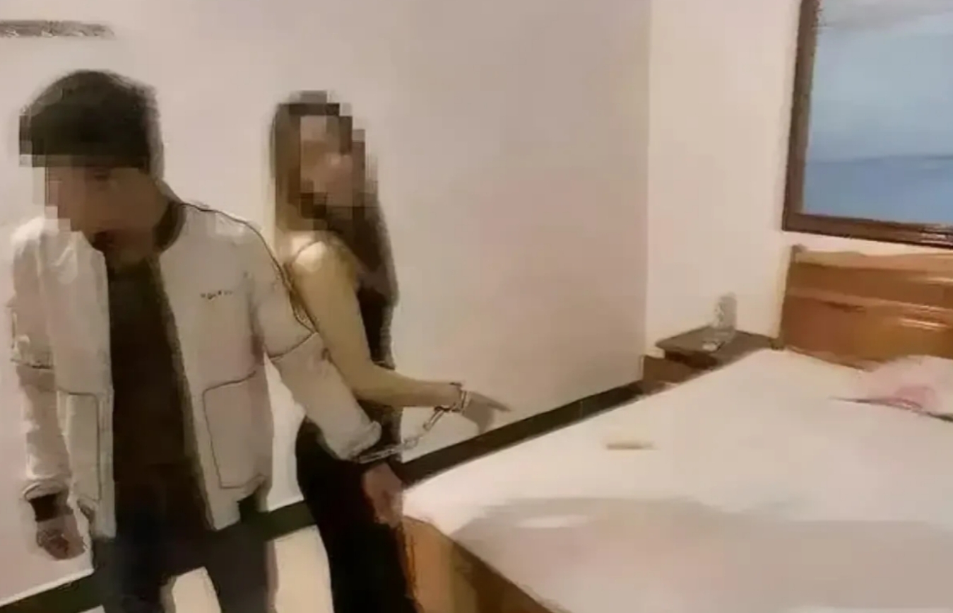 重庆，一男子和朋友入住酒店后，朋友通过门口的小卡片，以800元的价格，约了两名女