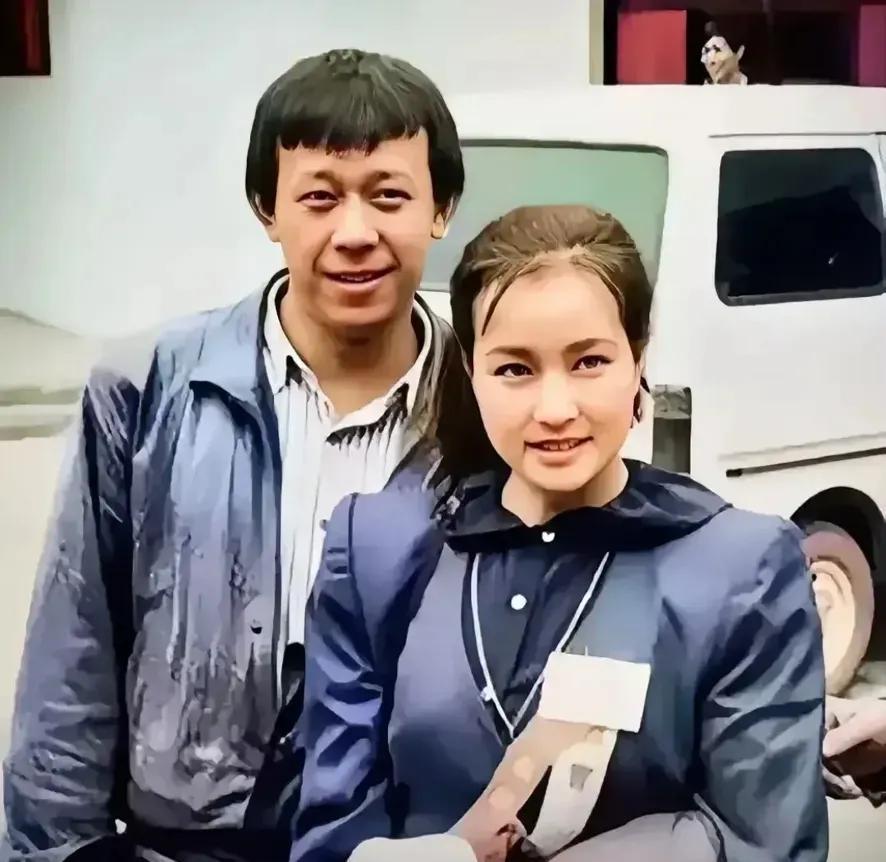 恋爱时，有一次姜文要带刘晓庆回老家，
刚拍完戏的她一口就答应了。
扎着高高的马尾
