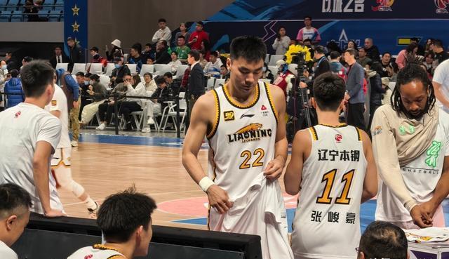 CBA焦点战火花四溅，辽宁男篮不敌广厦，付豪杨鸣怒怼裁判成焦点