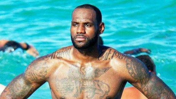 众所周知詹姆斯肌肉异常强悍，但为何几乎看不到胸肌和腹肌？