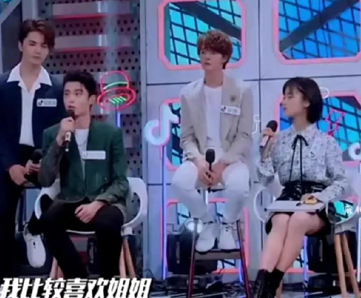 王鹤棣引发热议！
2月1日，王鹤棣突然引发了热议，起因是在最新的一期综艺游戏上众