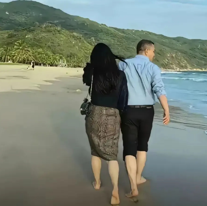 海南肖峰胆儿够肥。

这是与下属情人在海边漫步的图片，也不知怎么就被别人捕捉到了