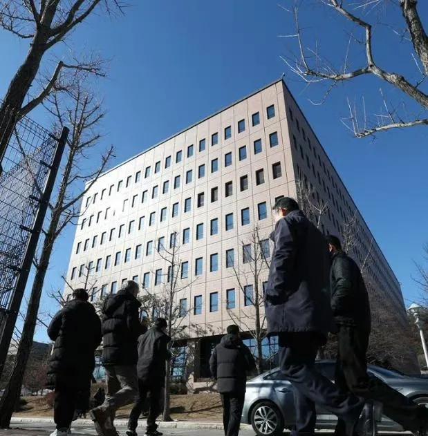 韩国警方与公调处凌晨开始抓捕尹锡悦，8：05有一名男子在公调处绿地自焚身亡。
警