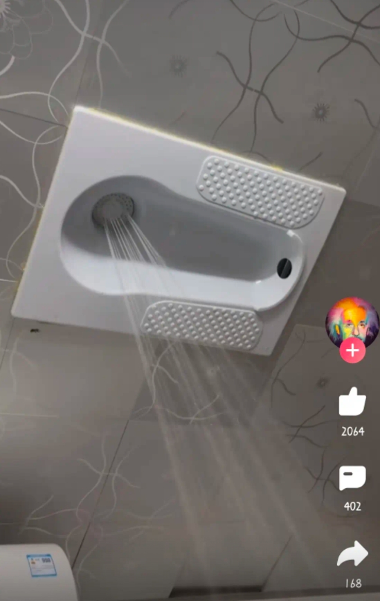 这可真是个人才啊，蹲便竟然装在天花板上了！哈哈哈哈[滑稽笑][滑稽笑][滑稽笑]