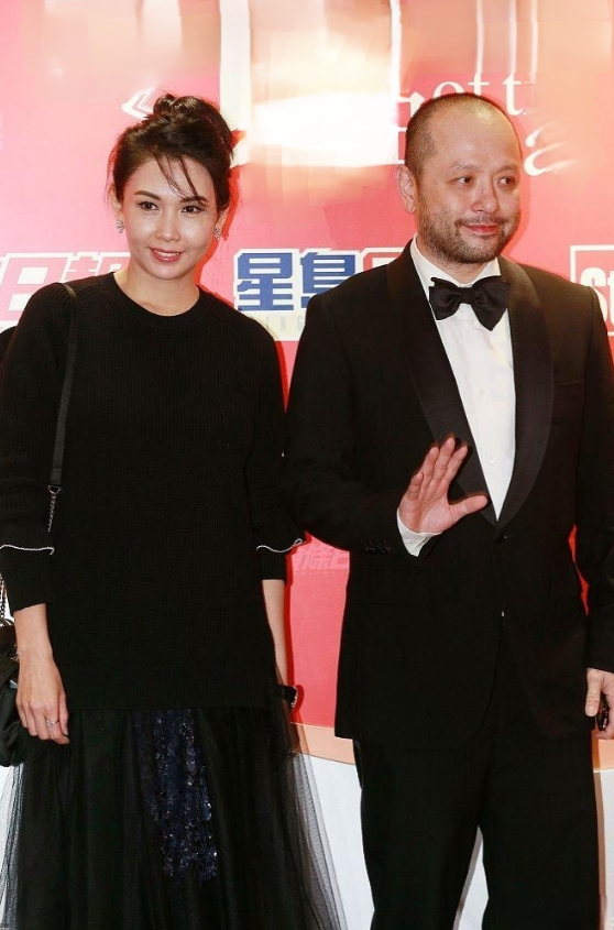 那年邱淑贞与沈嘉伟大婚。婚礼当天，沈嘉伟就接到一个嘲讽电话:“你老婆是王晶的情人