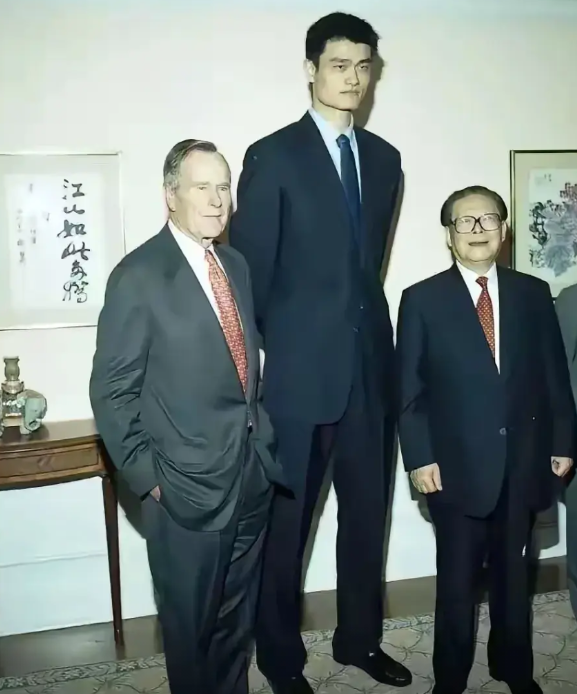 姚明老照片
   2002年，22岁的姚明当选为NBA选秀状元。彼时正值中美蜜月