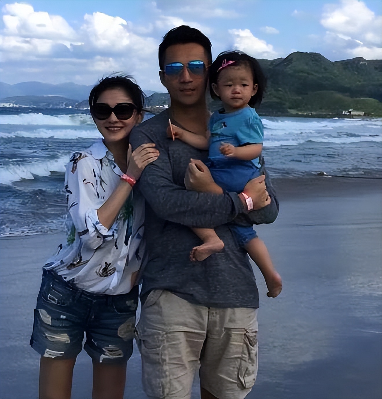 就不理解为什么总是针对汪小菲，好像他怎么做都不对，真可怕，像有个无形的黑手在撕裂