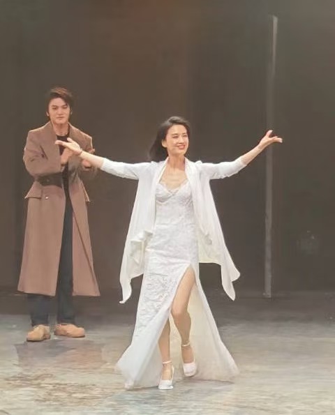 明明她在台上是那么耀眼 杨子却偏偏让她直播