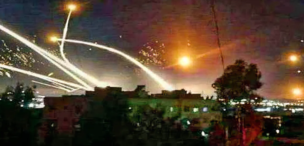 伊朗不再保密，终于公布了这次几乎近100%拦截以色列空地导弹的秘密。

第一，伊