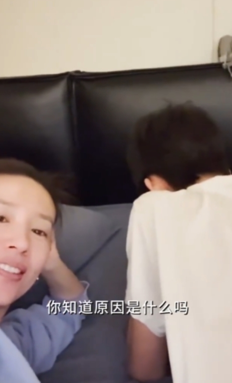 最近刷到董洁和十几岁孩子一起躺床上拍摄视频，这画面可引发了不小的争议。

视频里