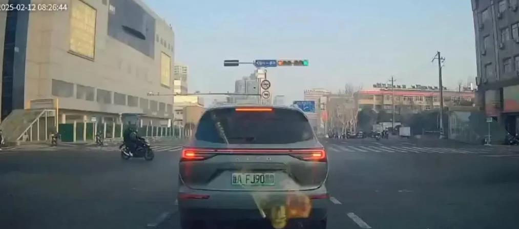 突发！闯红灯被撞飞！济南英雄山路与经十一路交叉口（八一立交桥南），发生交通事故！