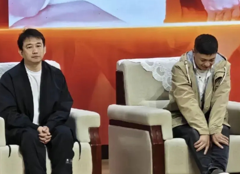黄磊想死的心都有了。
参加一个见面会真是煎熬。
面容憔悴，观众大喊豆角老，赛螃蟹