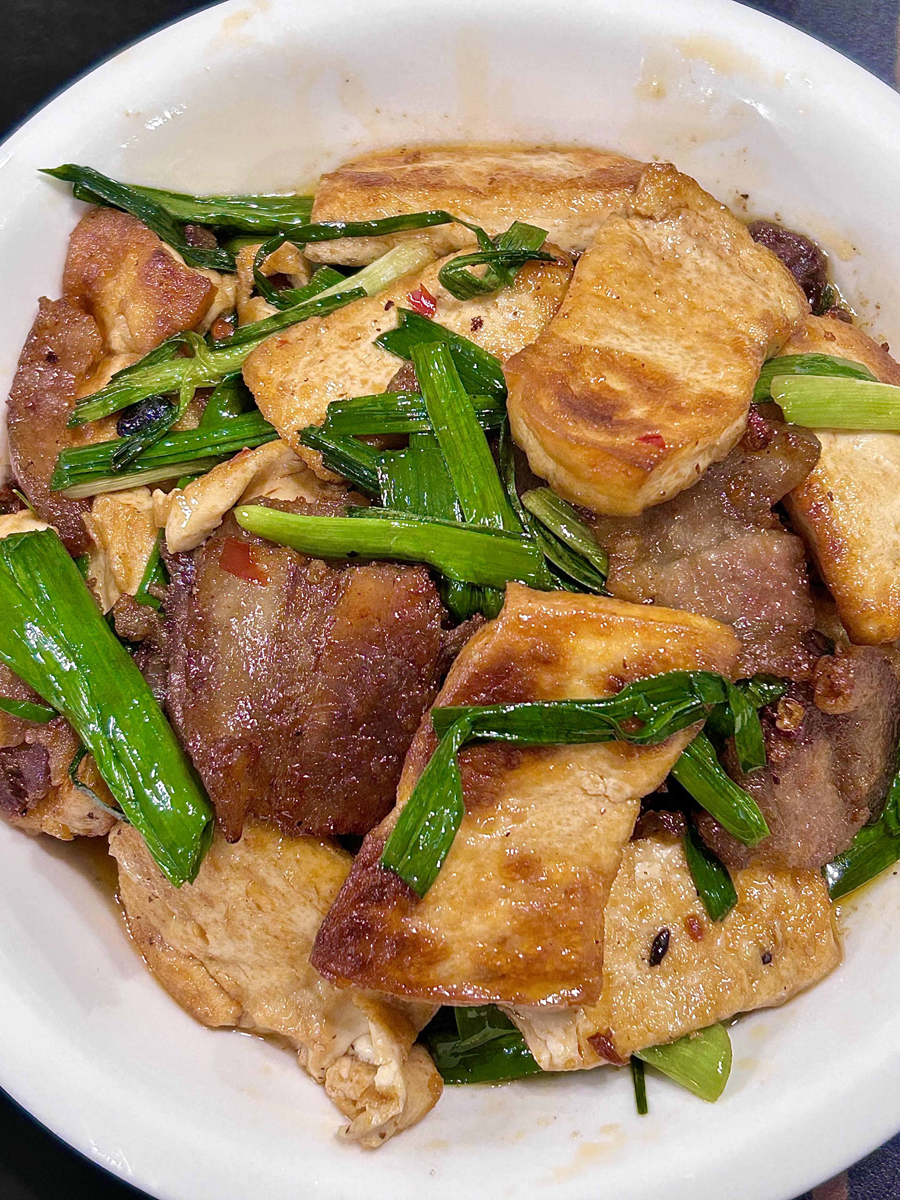 蒜苗豆腐回锅肉 巨下饭！
超级爱吃的一道简单家常菜，和米饭绝配
准备食材：五花肉