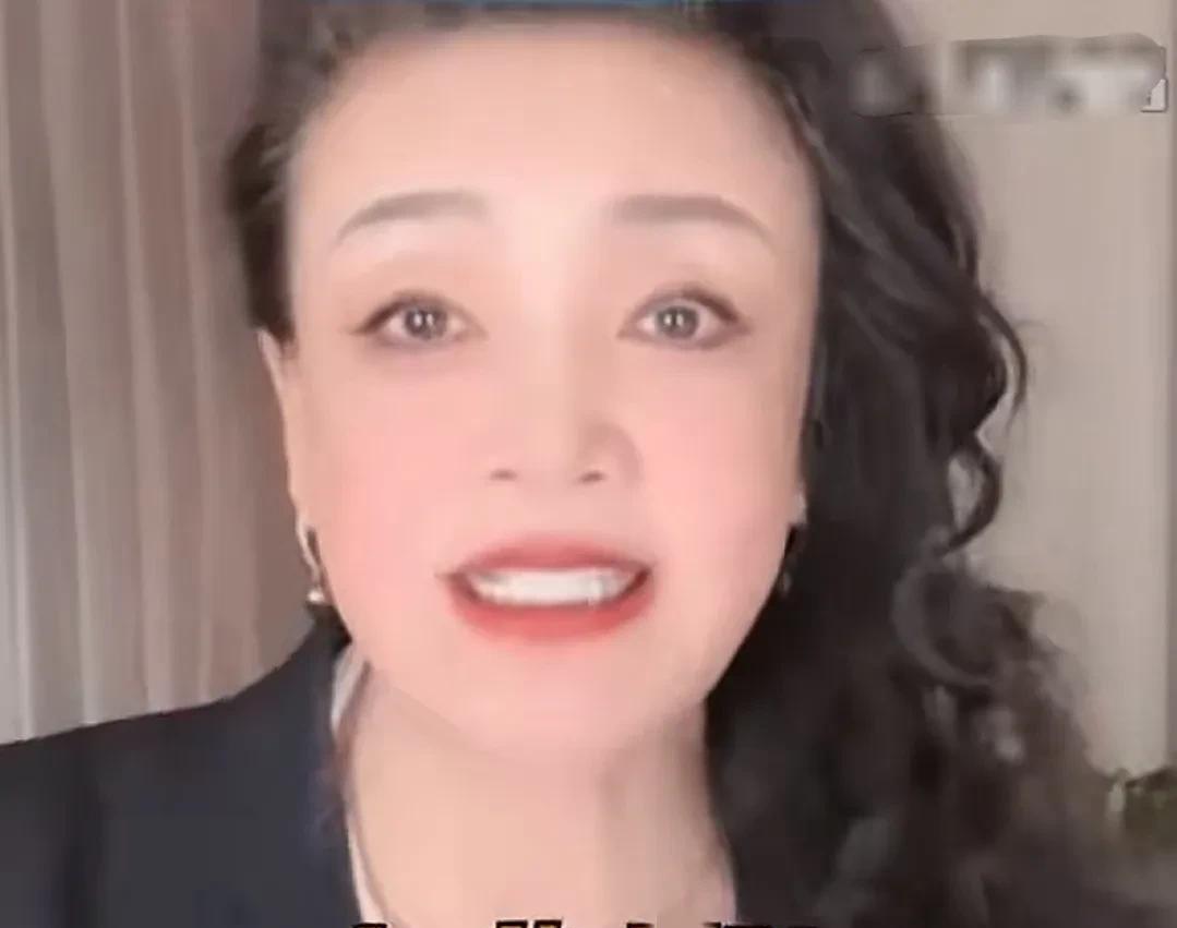 张兰提到不想再回到那个地方，因为那里让她想起很多不愉快的事情。她觉得过年应该开开