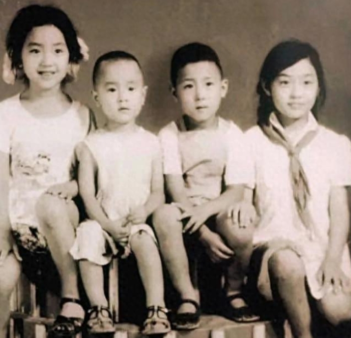 50年代，一张珍贵的合影记录下梁兴初中将与孩子们的温馨瞬间。梁兴初，这位赫赫有名