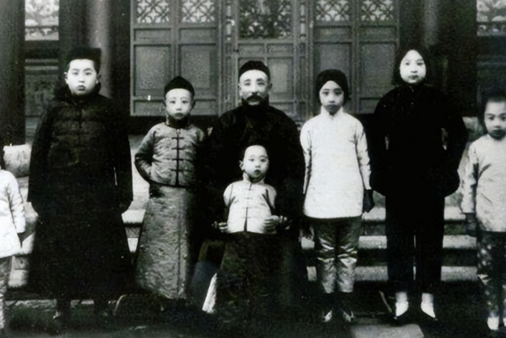 1915年，张作霖的小舅子掏枪，射碎大帅府外整条街的路灯。张作霖大怒，命令卫队长