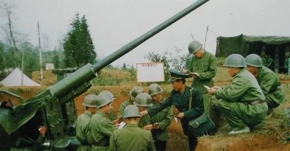 1987年5月的一个下午，我军一辆吉普车正在老山战线的后方，沿着坑坑洼洼的弹坑，