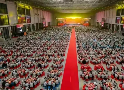 江苏某知名上市公司的年会，他的排场之大如果说第二，就没有那个单位敢说第一了。我活