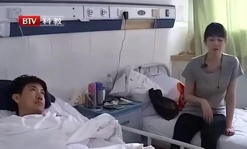 刘晓庆确实比不过李小冉，刘晓庆的前男友可没没一个拿刀砍她的！
李小冉是怎么敢和刘