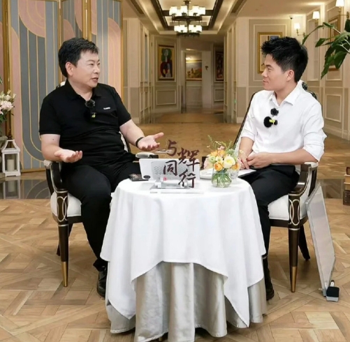 余承东和董宇辉直播，总结两个比较重要的信息点：

第一、余承东不知道是故意的还是