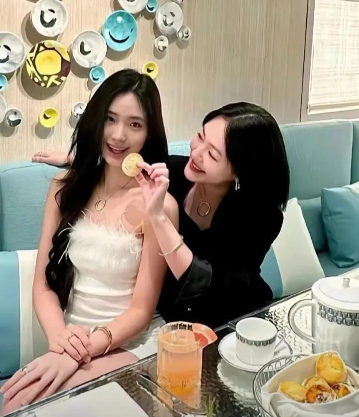 小S的二女儿Lily，17岁，但这气质和风格真是……

这年纪，穿衣风格却透着一