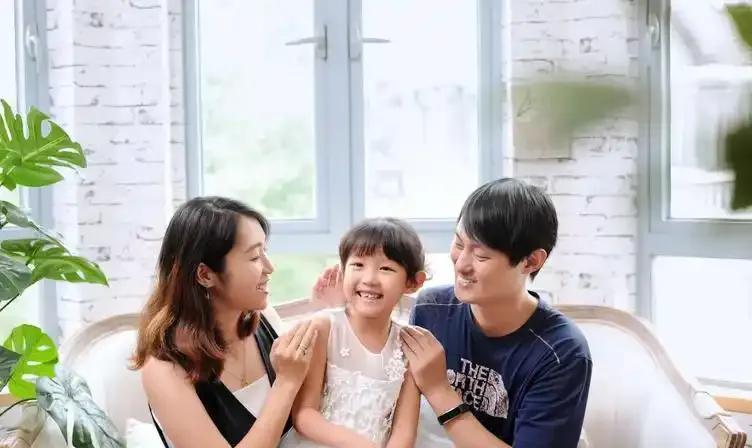 我一直很疑惑，有些家庭夫妻双方收入加起来不过万把块钱，他们却能攒钱买下房子和车子