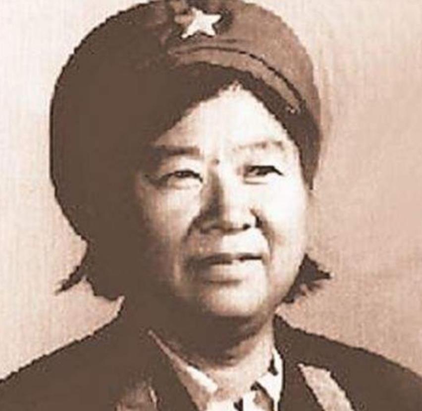 1950年，19岁的战斗英雄郭富突然肚子疼，身体下边有很多血迹，被紧急送往医院。