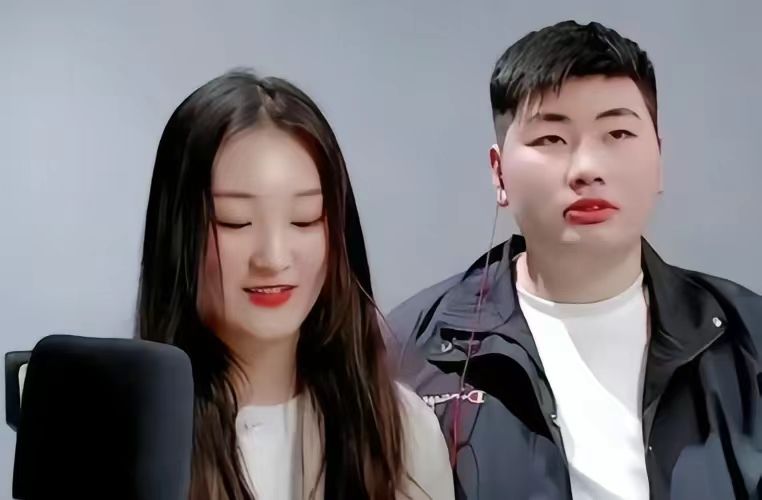 近日，大衣哥朱之文家迎来了一件大喜事，二婚儿子朱小伟当爹啦！

作为最大功臣的陈