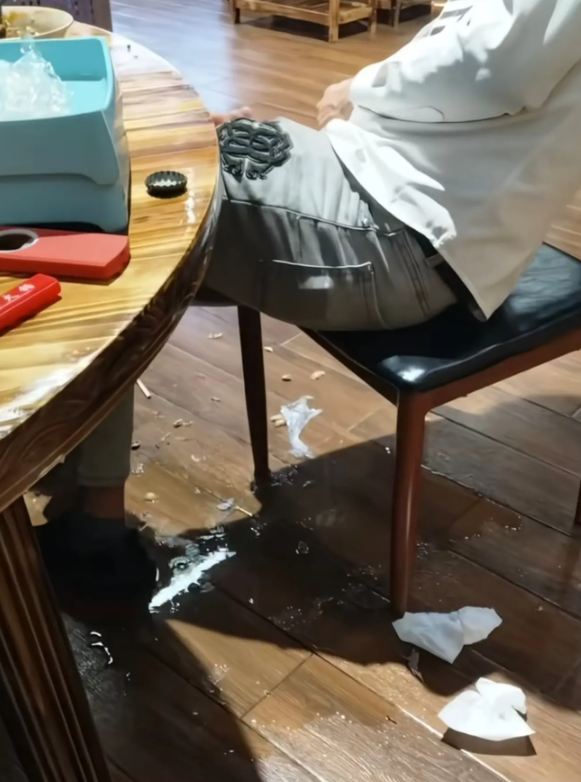 这种朋友真不能交！喝完酒就下雨…
