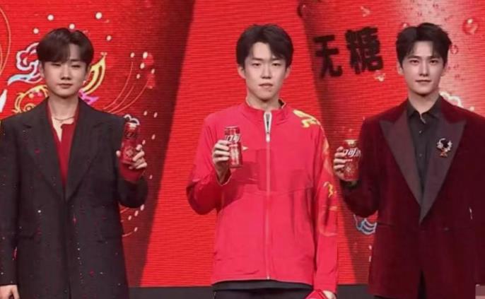 泼天富贵被可口可乐自己葬送了！奥运冠军面前，杨洋啥也不是。
 
可能女老总是看脸