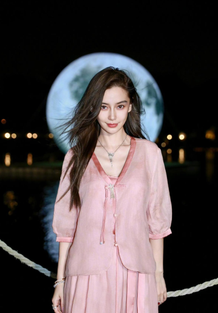 杨颖只是偷偷发了张图，没想到却意外暴露了自己的奢华生活

杨颖（Angelaba