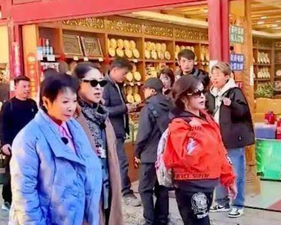 74岁的刘晓庆，65岁的倪萍和63岁的蔡明一起游玩丽江古城，从她们走路的姿势和轻