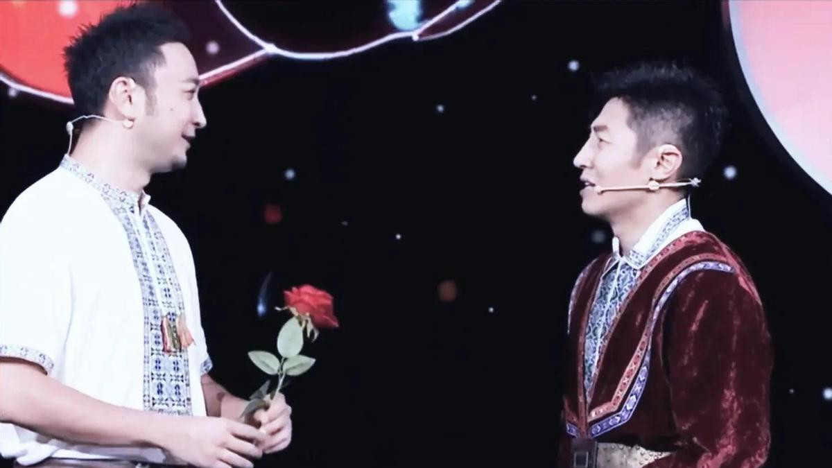 撒贝宁一家与尼格买提新疆度假，二人劲歌热舞 撒贝宁cos机器人