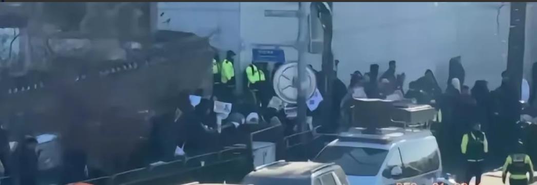警方到龙山总统府逮捕尹锡悦，总统府警卫队誓死抵抗，双方处于紧张对峙状态，战斗一触