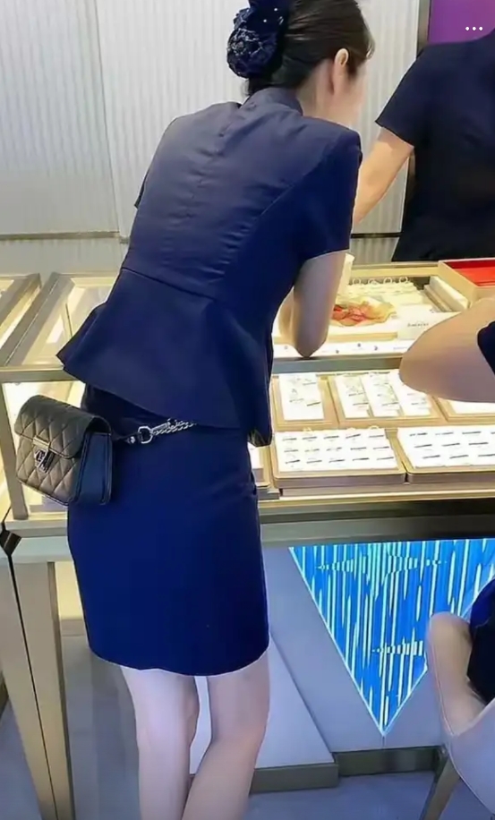 为什么金店里的女孩总能让人心动呢？评论区里全是人才！哈哈哈[哭笑不得][哭笑不得