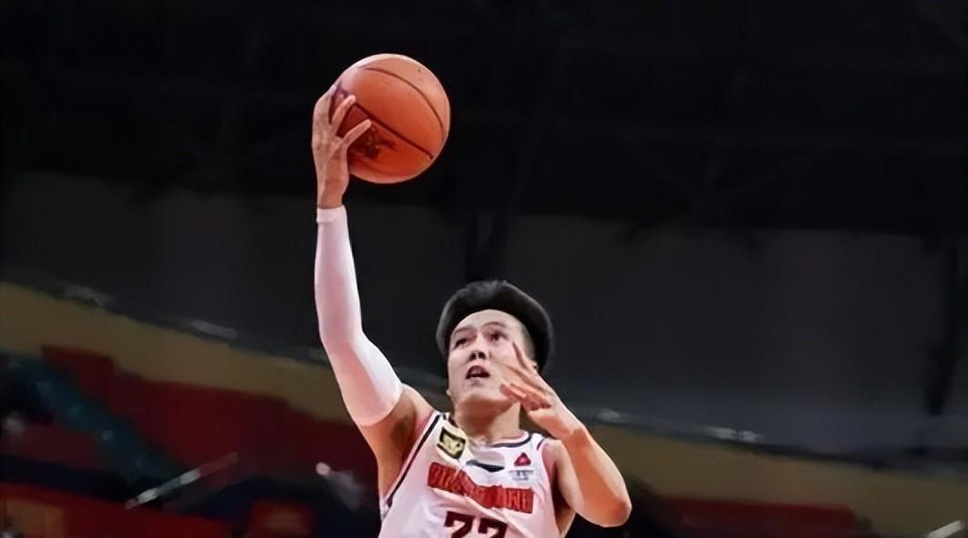 CBA迷们！广东男篮最近可是风头无两啊，一口气连赢八场，战绩直接飙升到21胜11