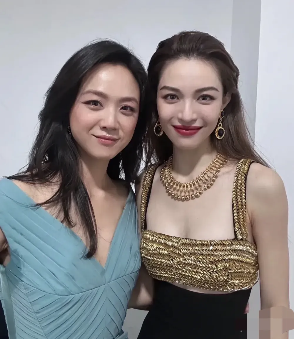 钟楚曦和汤唯同框，不同风格碰撞。钟楚曦明艳大气，汤唯温婉优雅，可我咋感觉钟楚曦一