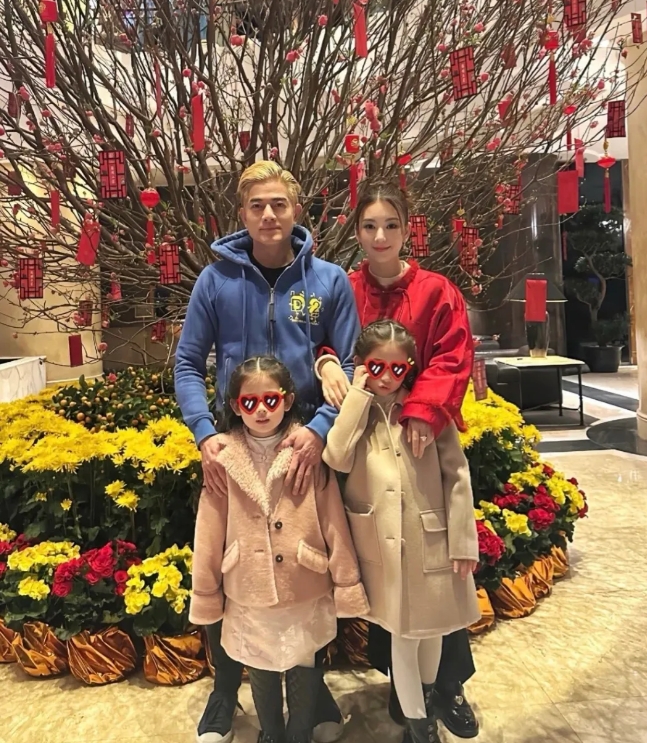 郭富城眼光就是好，选了个好老婆，日子也是越过越好了。

跟他同龄的这么多艺人里边