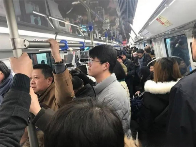    昨天乘坐地铁时，人多得拥挤不堪。我隐隐约约感觉有人在掏我的口袋，待我反应过