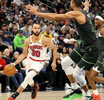 库里31分8助攻，勇士险胜森林狼胜率回到50%，NBA常规赛，勇士客场挑战森林狼