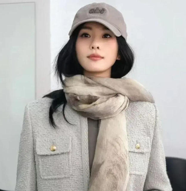 刘诗诗凭借温婉气质与精湛演技在演艺圈站稳脚跟。近期，她以独特穿搭带火新风尚，呈现
