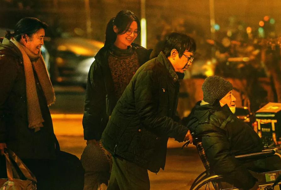 《逆行人生》豆瓣开分6.9，正式上映第三天晚上的实时票房堪堪突破2亿，被同期上映