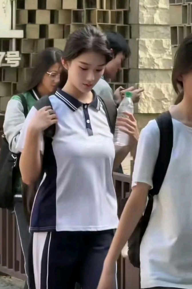 都这样了还演高中生啊