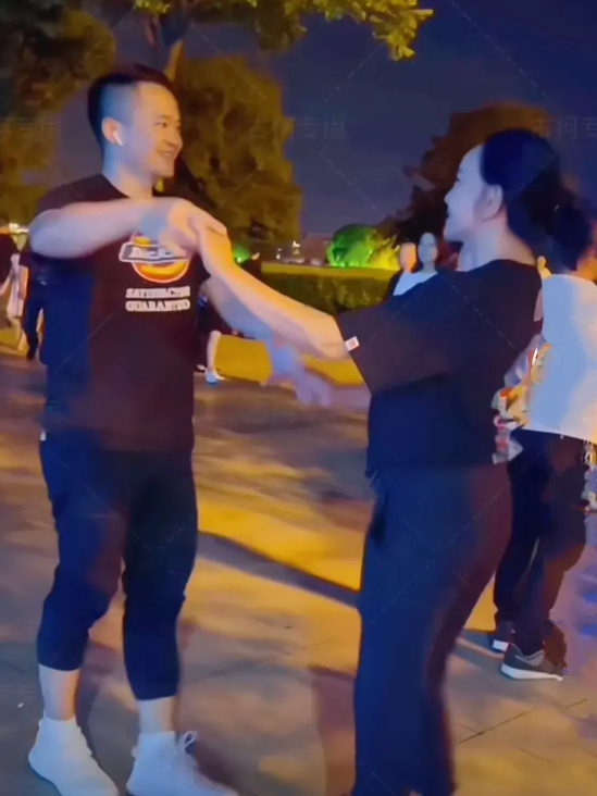 刘晓庆小男友古柯16日晚间发布了自己和刘晓庆共舞的视频，一身深蓝色体恤衫，七分短