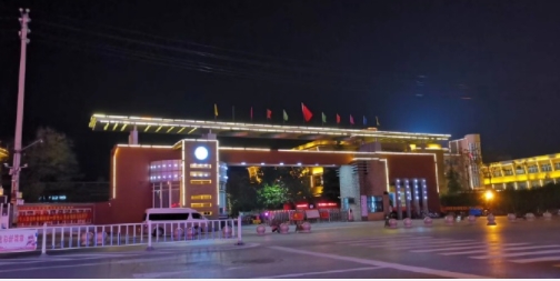 高考完后的那天晚上和朋友聊到凌晨三点多，第二天起的老早顶着肿眼泡去拍毕业照。

